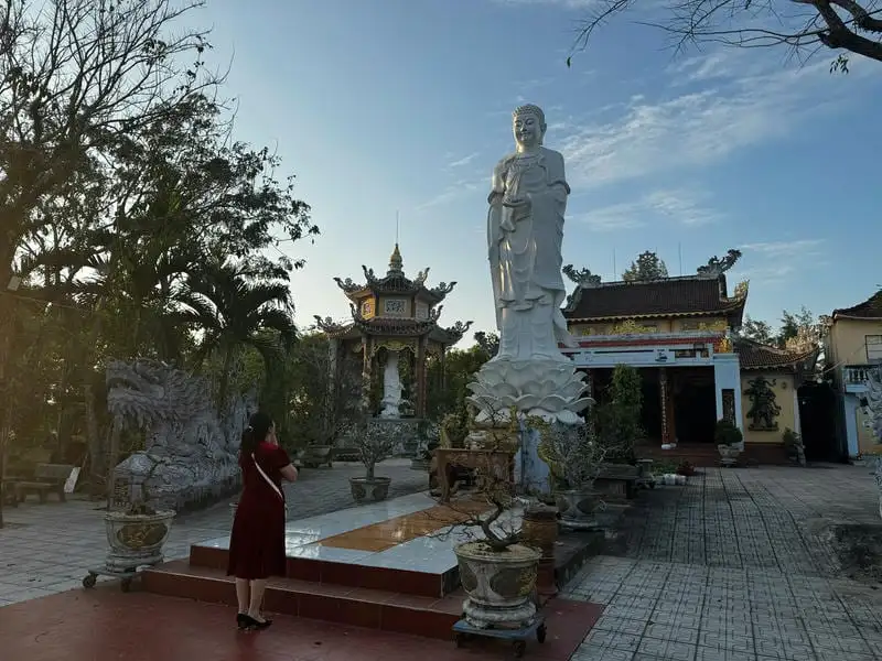 Together with the large white Buddha statue standing on a lotus pedestal at the center, these statues form powerful visual and spiritual focal points, enhancing the sense of solemnity and reverence throughout the complex.