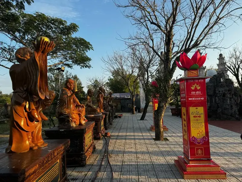 Distinctive statue system