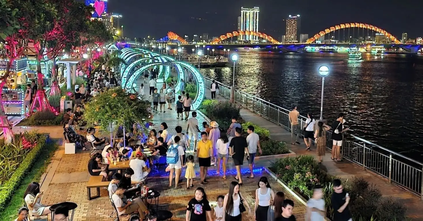 Discover Han River scenic pedestrian 