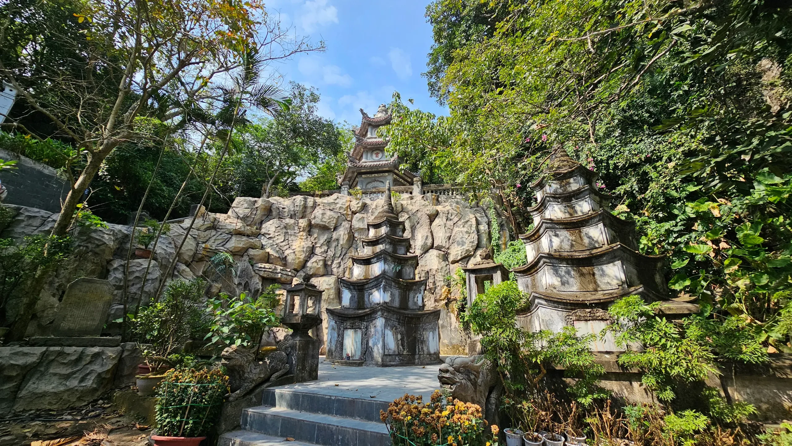 Linh Ung Pagoda reflects the traditional architectural style of Vietnamese Buddhist temples (Source: Google Reviews)