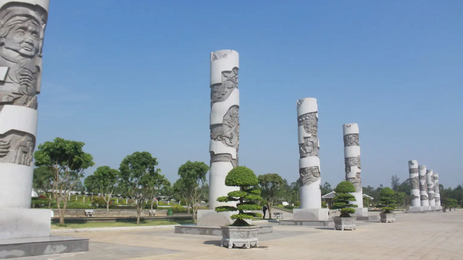 The entrance area is marked by eight massive stone pillars (often referred to as “legendary pillars”), each engraved with images of heroic mothers (Source: DanangFantasticity)