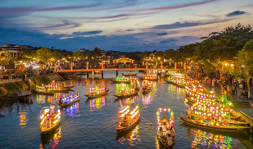 Short lantern boat ride in Hoi An Ancient Town (15–30 Minutes)