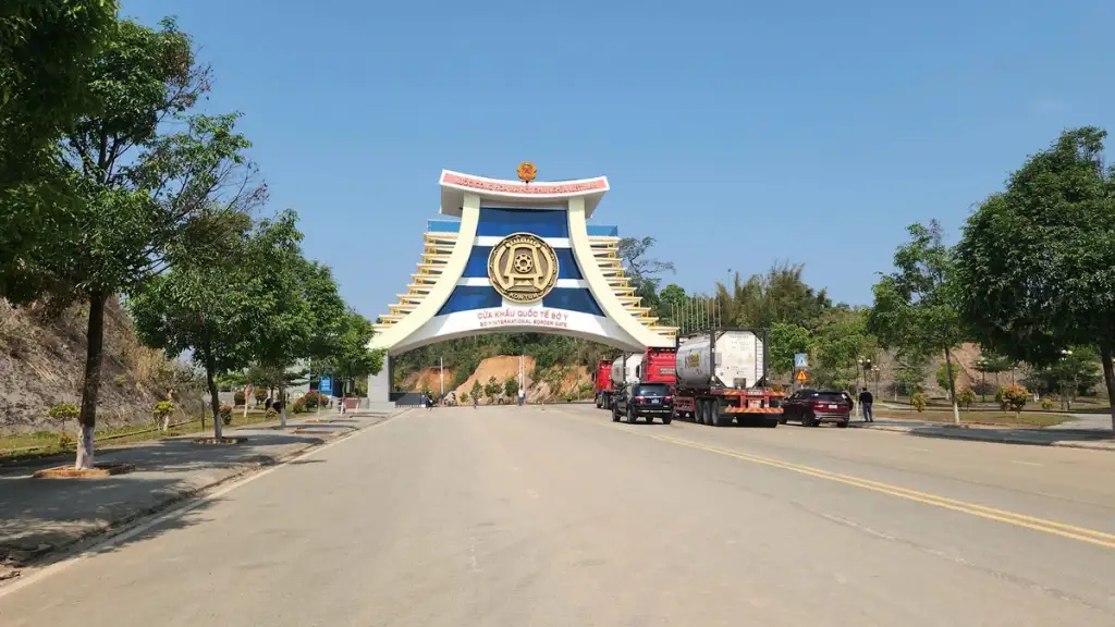 Border crossing at Bo Y gate (Source: Truyen Hinh Quang Ngai)