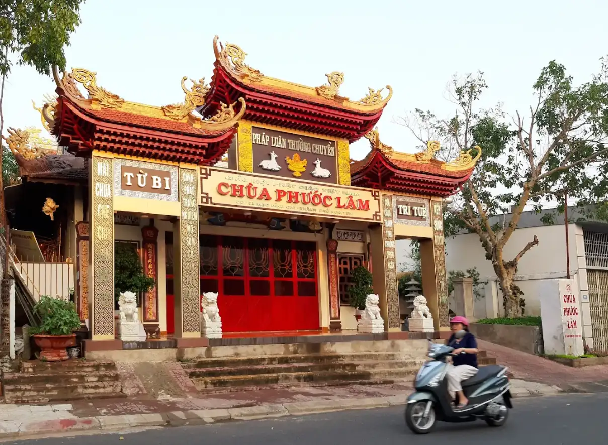 Phuoc Lam Pagoda offers spacious, shaded grounds beyond Hoi An’s busiest sightseeing areas (Source: Wikipedia)