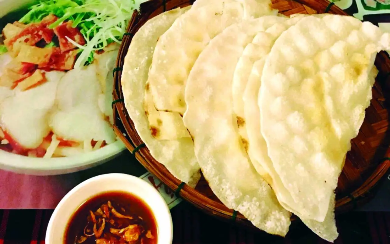 Banh trang dap and baby clam dishes add a more local texture to the food journey (Source: Collected)
