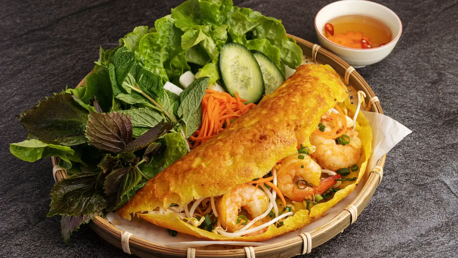 Local snacks such as banh xeo and banh trang dap add texture to the South Hoi An food experience (Source: VNExpress)