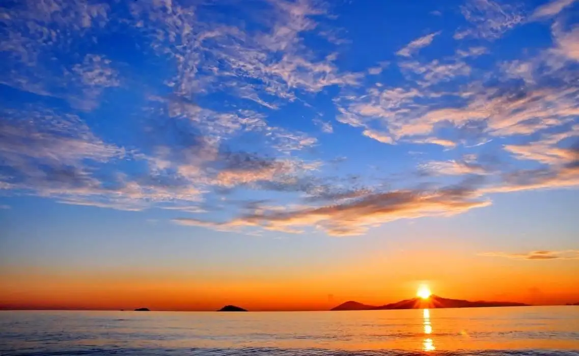 Early morning is one of the most comfortable times to enjoy Binh Minh Beach (Source: Collected)