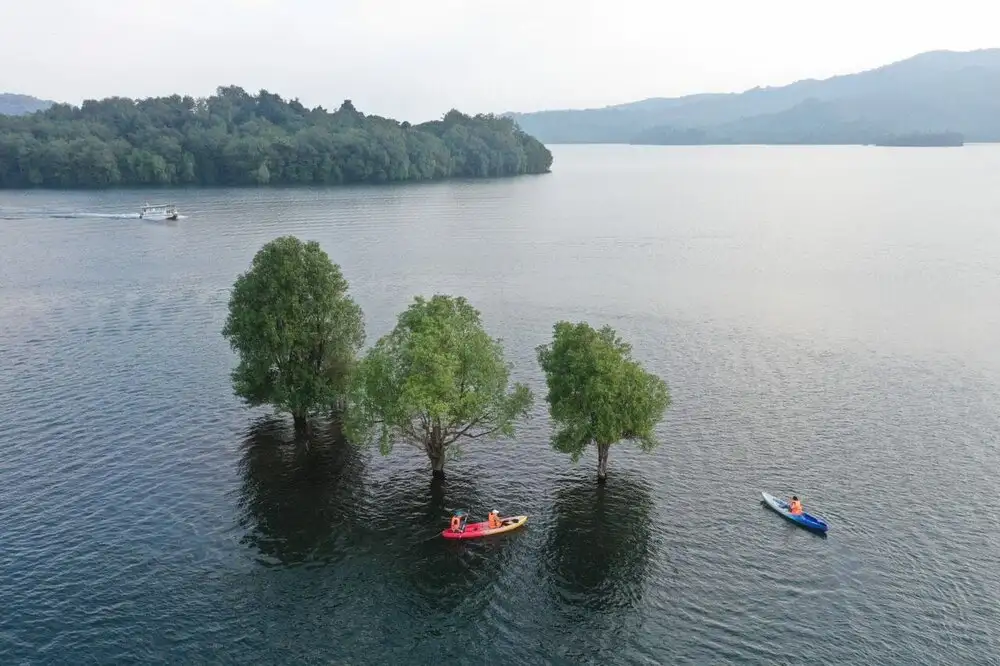 A boat ride is one of the easiest ways to enjoy Phu Ninh Lake’s islands and open views (Source: Bao Nguoi Lao Dong)