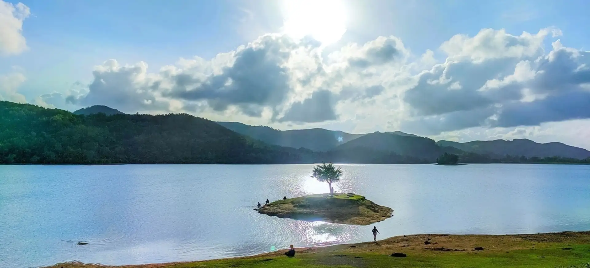 Phu Ninh Lake Day Trip offers a quieter nature escape from Hoi An and South Hoi An (Source: Collected)