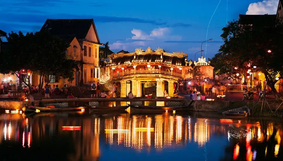 Stay near the Ancient Town for convenience or by the beach for a quieter daily rhythm (Source: Xay dung so)
