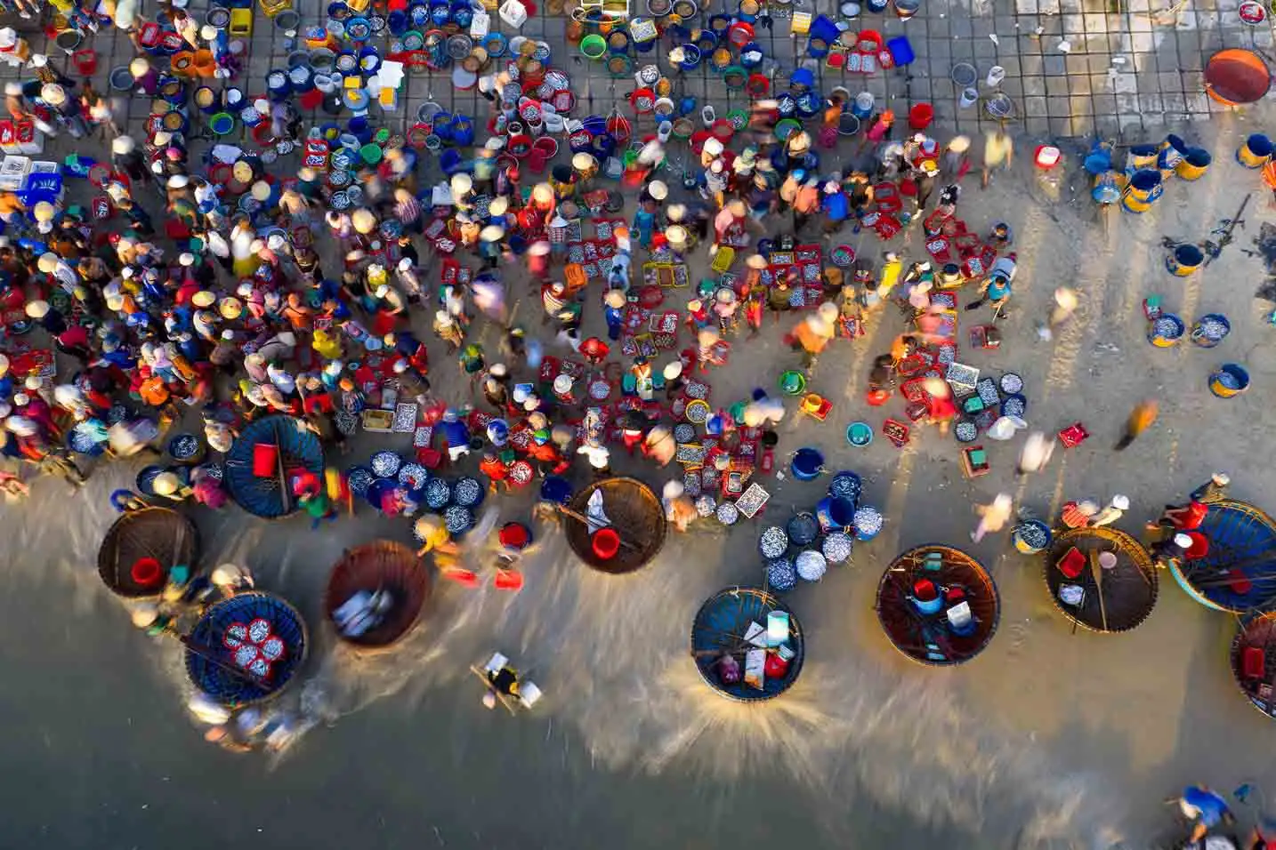 Planning your itinerary in advance helps visitors fully enjoy the atmosphere of Tam Tien Fish Market. (Source: Bao Lao Dong)