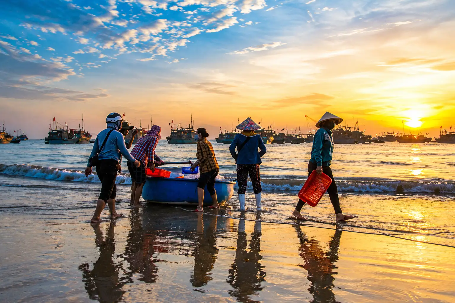  Experience Tam Tien Fish Market from above at dawn (Source: Collected)