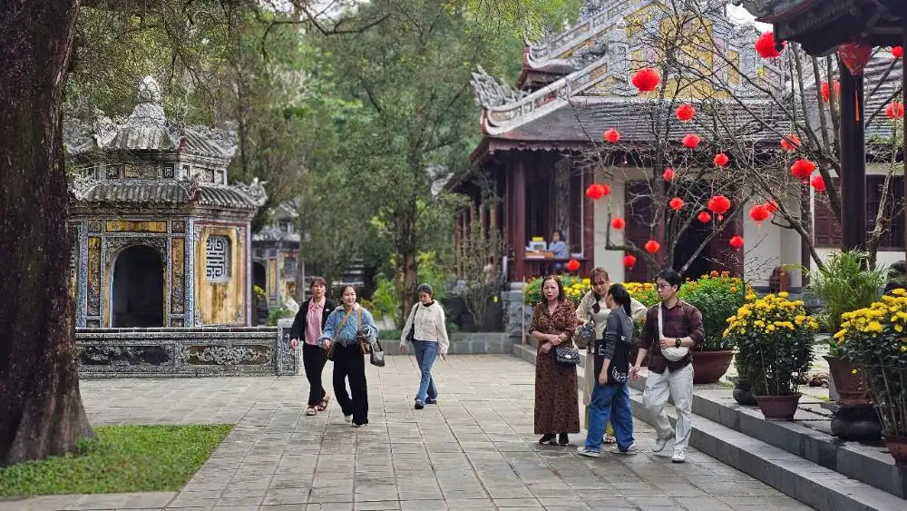 Short walking sections make the route manageable for older guests, although traditional thresholds still require care (Source: Bao Lao Dong)