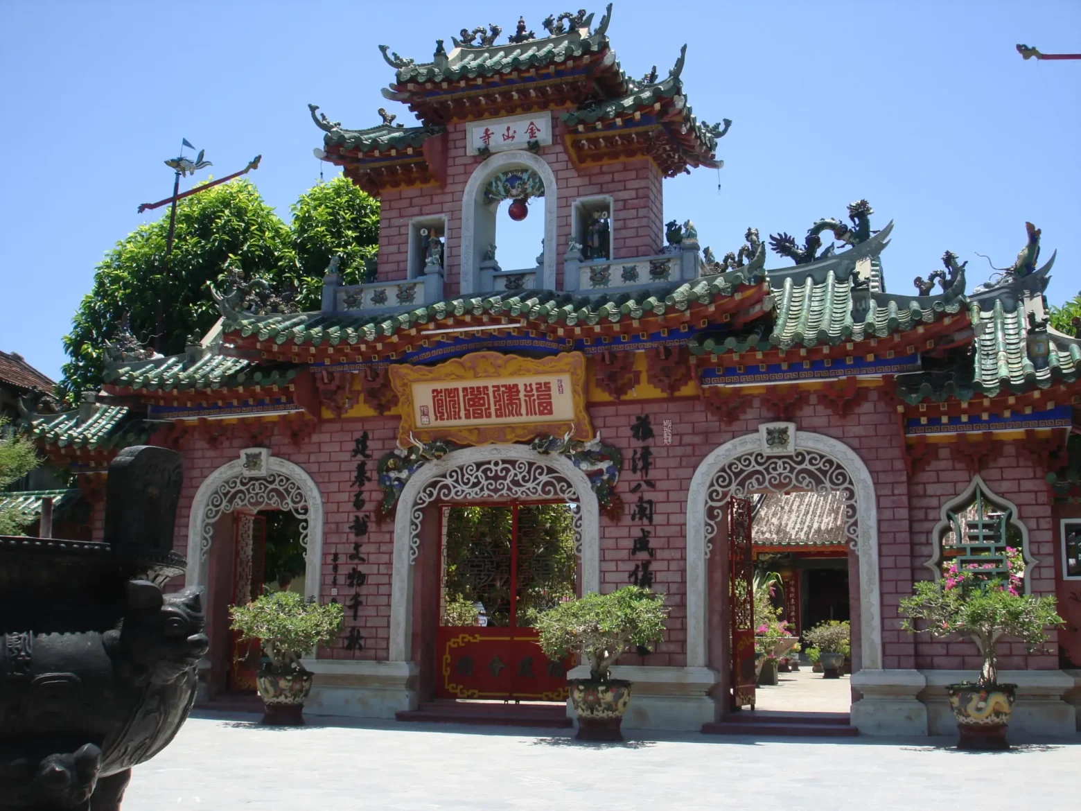 The suggested half-day route connects three Buddhist pagodas with Quan Cong Temple (Source: Bao Moi)