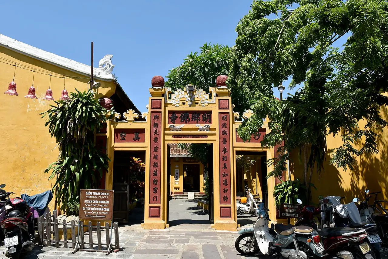 Quan Cong Temple is covered by the Ancient Town ticket, while donations at the outer Buddhist pagodas remain voluntary.
