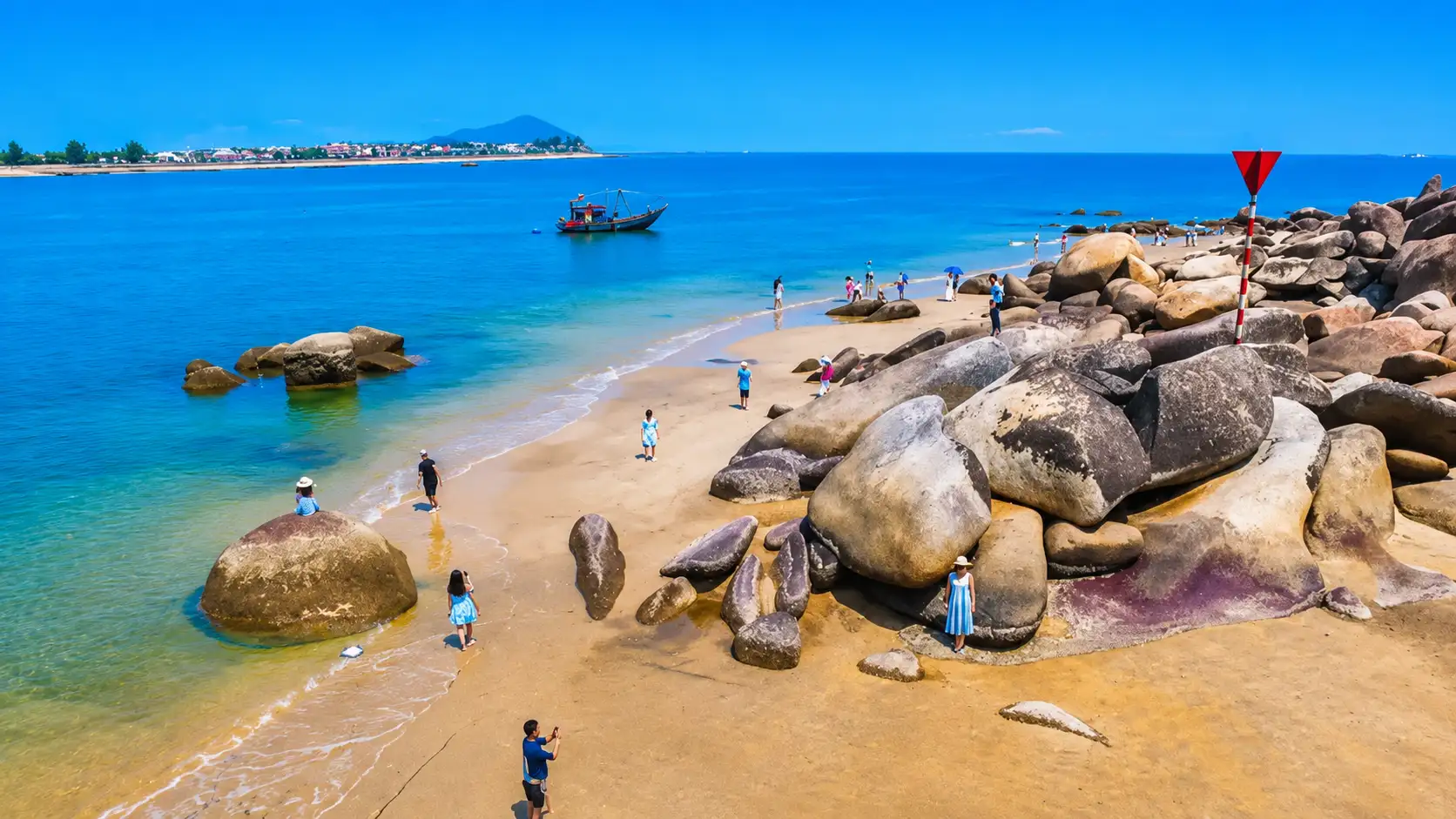 Thien Cam Beach (Source: Bach Hoa Xanh)