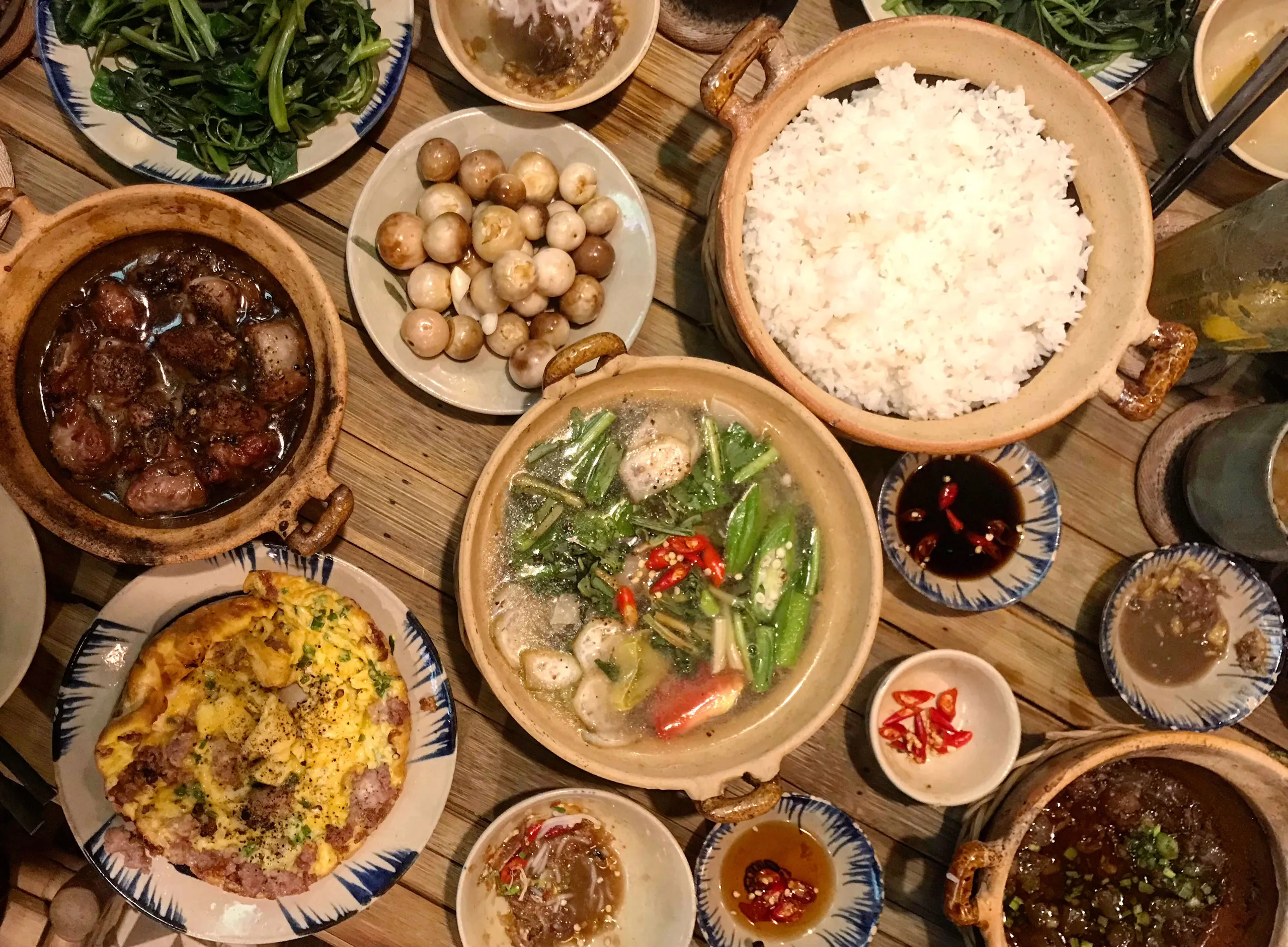 A simple family-style meal can be more useful than another famous dish during a longer stay (Source: Collected)