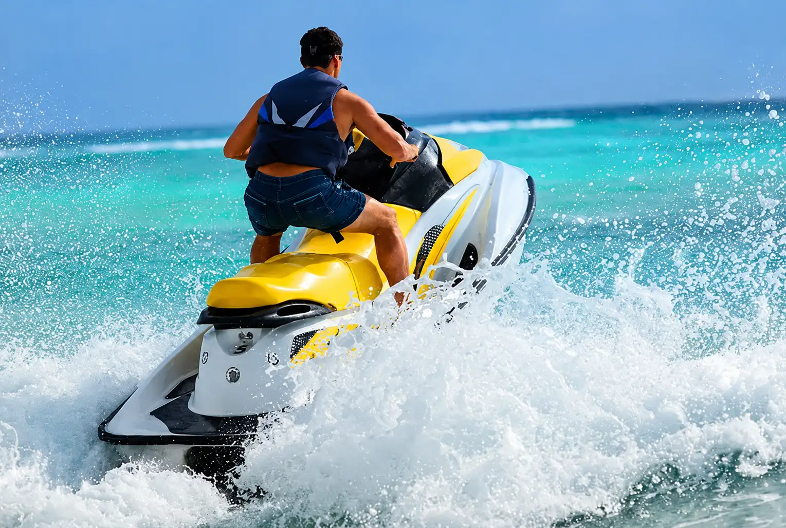 Jet skiing is one of the most exciting water activities for travelers seeking adventure. (Source: Bao Lao Dong)