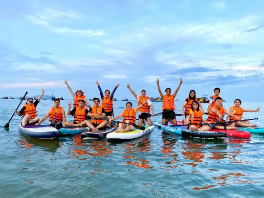 Team building by parasailing  (Source: Bao Lao Dong)