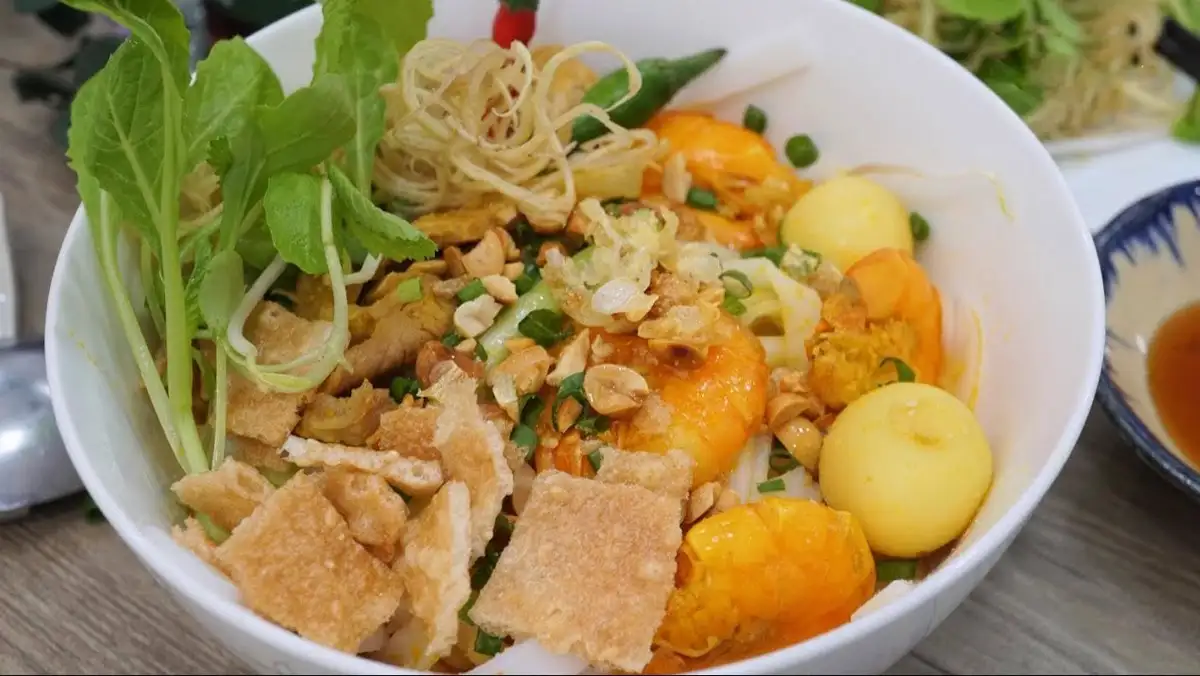 Mi Quang is a filling breakfast or lunch dish with noodles, herbs, peanuts and crispy rice crackers (Source: Collected)