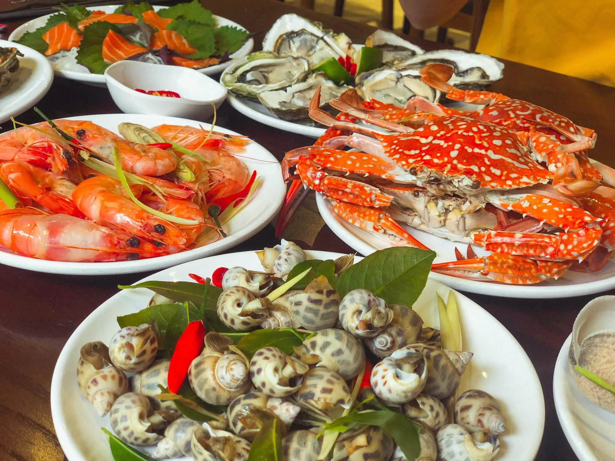 Fresh seafood around Binh Minh Beach connects the morning fish market with a simple local meal (Source: Collected)