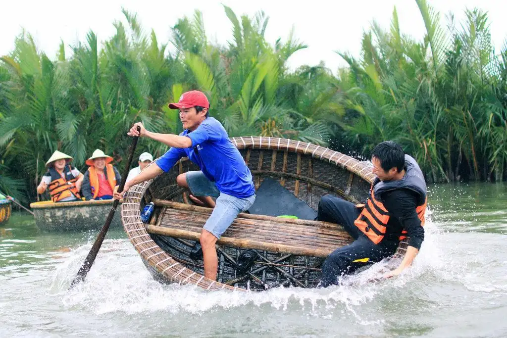 Morning and late afternoon provide the most comfortable conditions for exploring the coconut forest (Source: Tuyen Quang Newspaper)