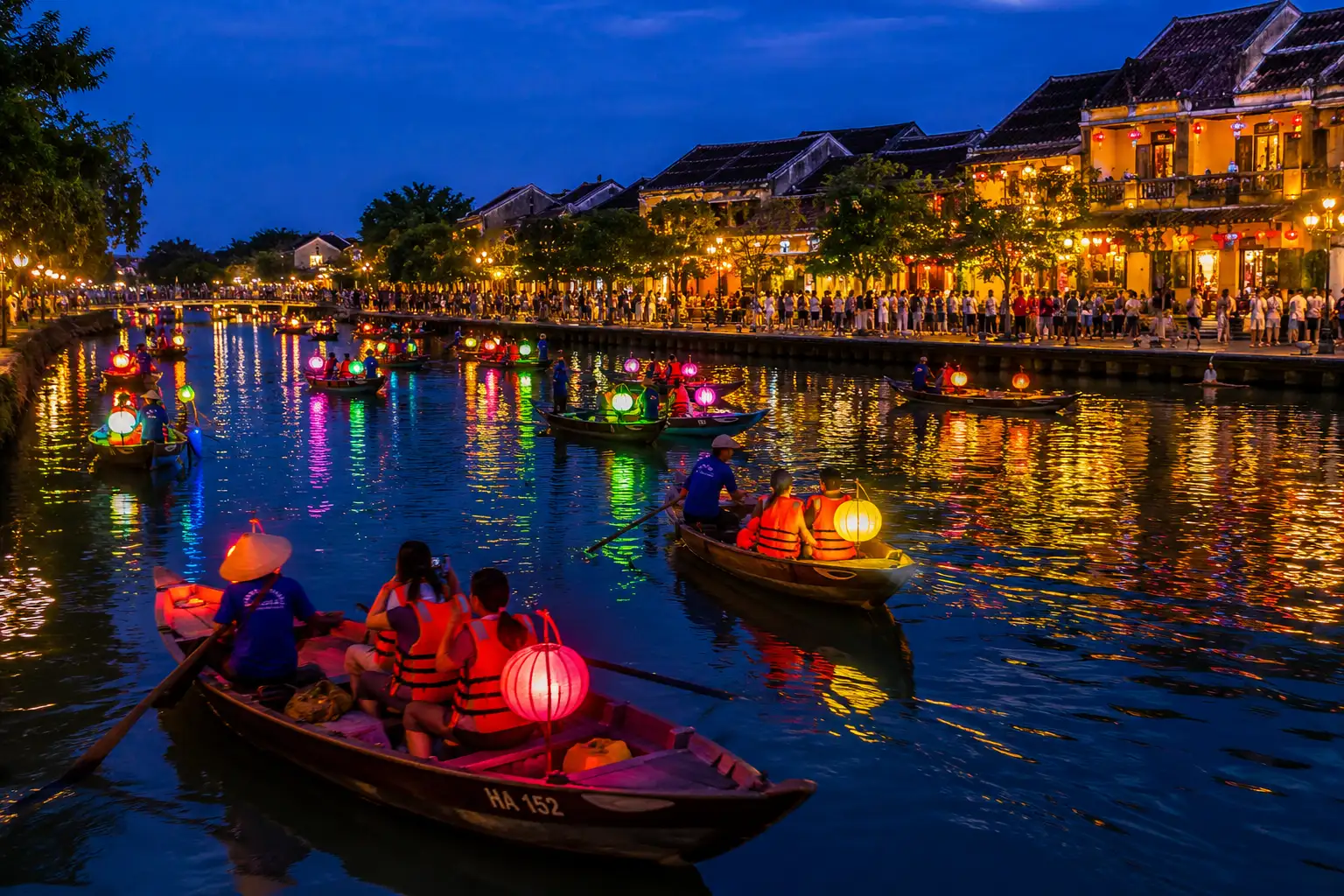 Lantern boat rides along the Hoai River are especially popular after sunset when the Ancient Town begins to glow (Source: Thanh Nien Newspaper)