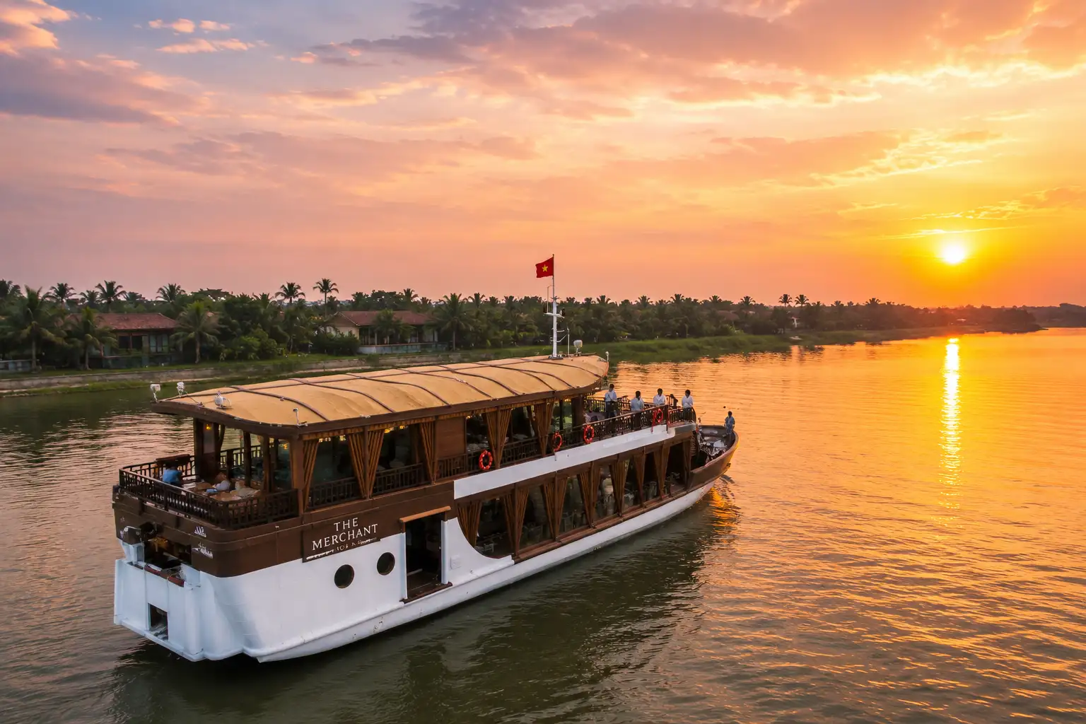 Sunset cruises offer a quieter alternative for travelers looking to enjoy Hoi An's natural scenery (Source: Collected)
