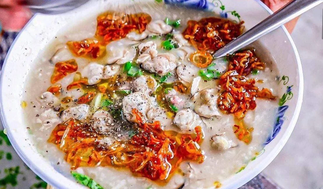 Freshly cooked cháo nghêu, a traditional Hoi An specialty often enjoyed in the late afternoon (Source: Collected)