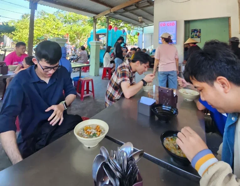 Sunset is the perfect time to enjoy Hoi An clam porridge near the coast (Source: Collected)