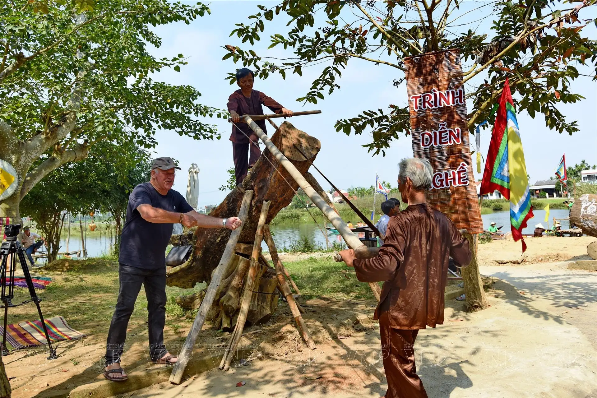 Visitors experience in Kim Bong Village (Source: Tap chi di san)