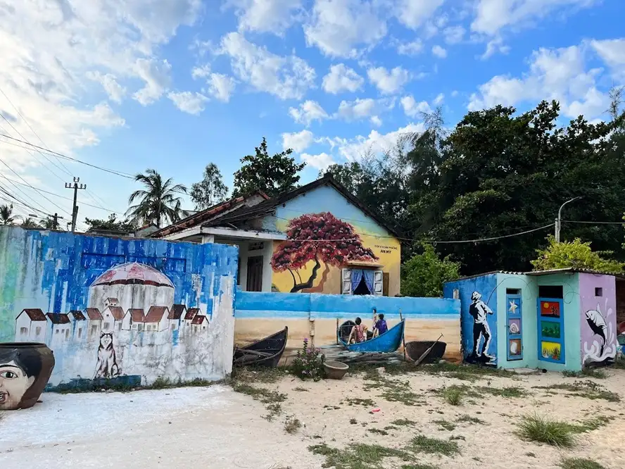 Colorful mural lanes inside Tam Thanh Mural Village (Source: Bao Tuoi Tre)