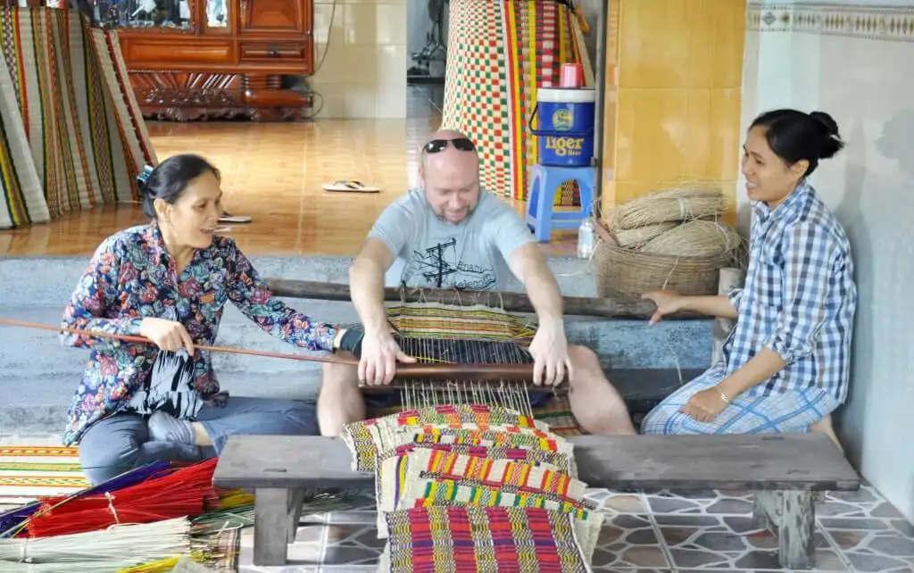 Hands-on experience at the mat-weaving village (Source: Vietnam.Vn)
