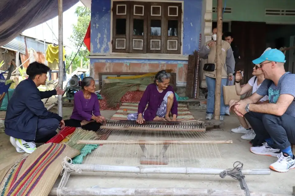 Discover each step of the mat-making process (Source: Lao Dong Newspaper)
