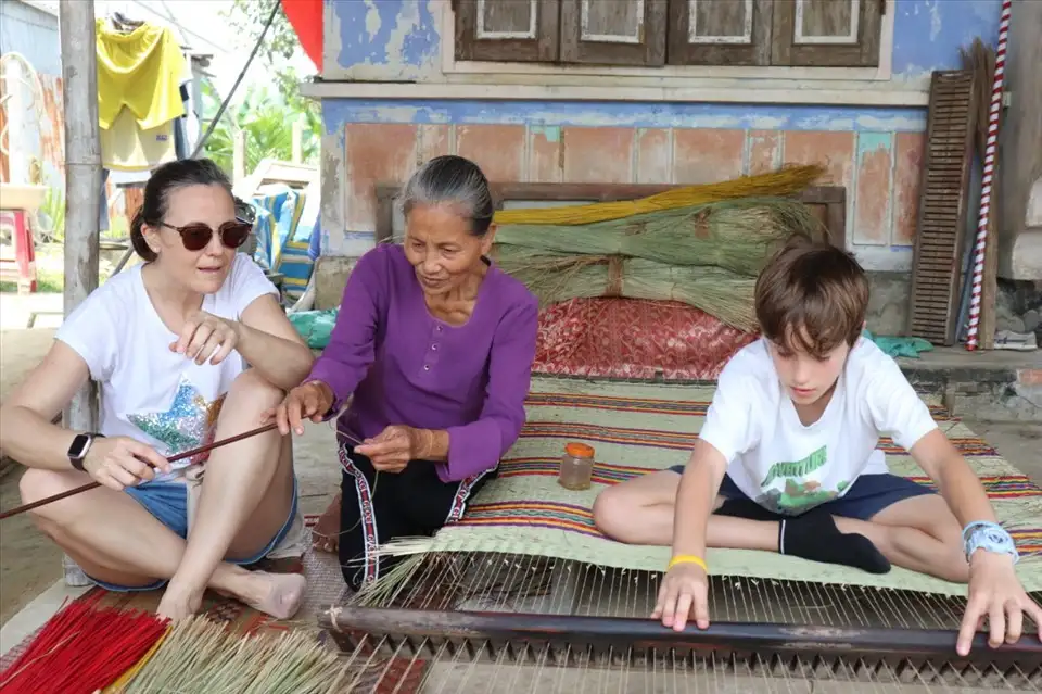 Meeting and chatting with artisans in the village (Source: Vietnam Women's Newspaper)