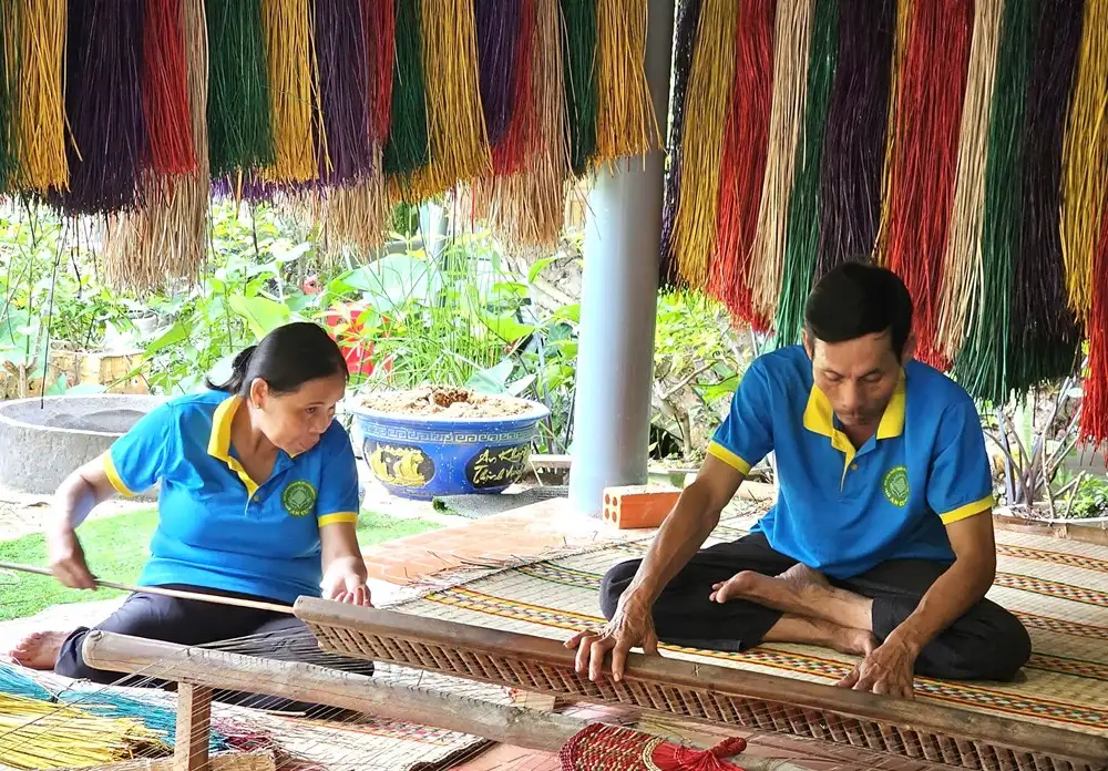 Artisans preserving the traditions of the local mat-weaving village (Source: Van Hoa Newspaper)