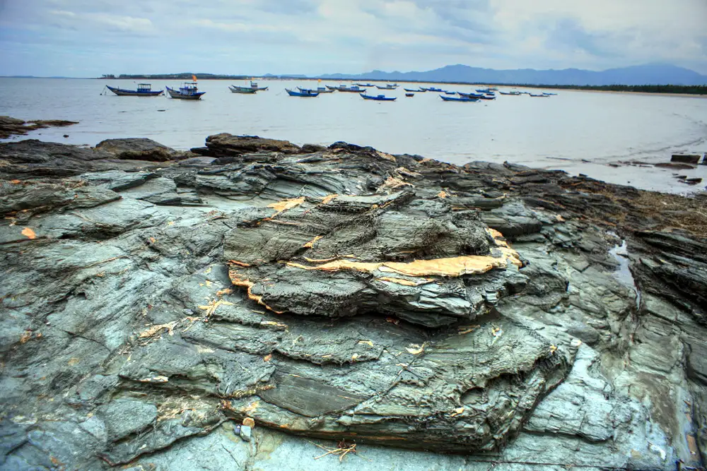 Close-up of the black volcanic rock formations at Ban Than Reef (Source: VNExpress)