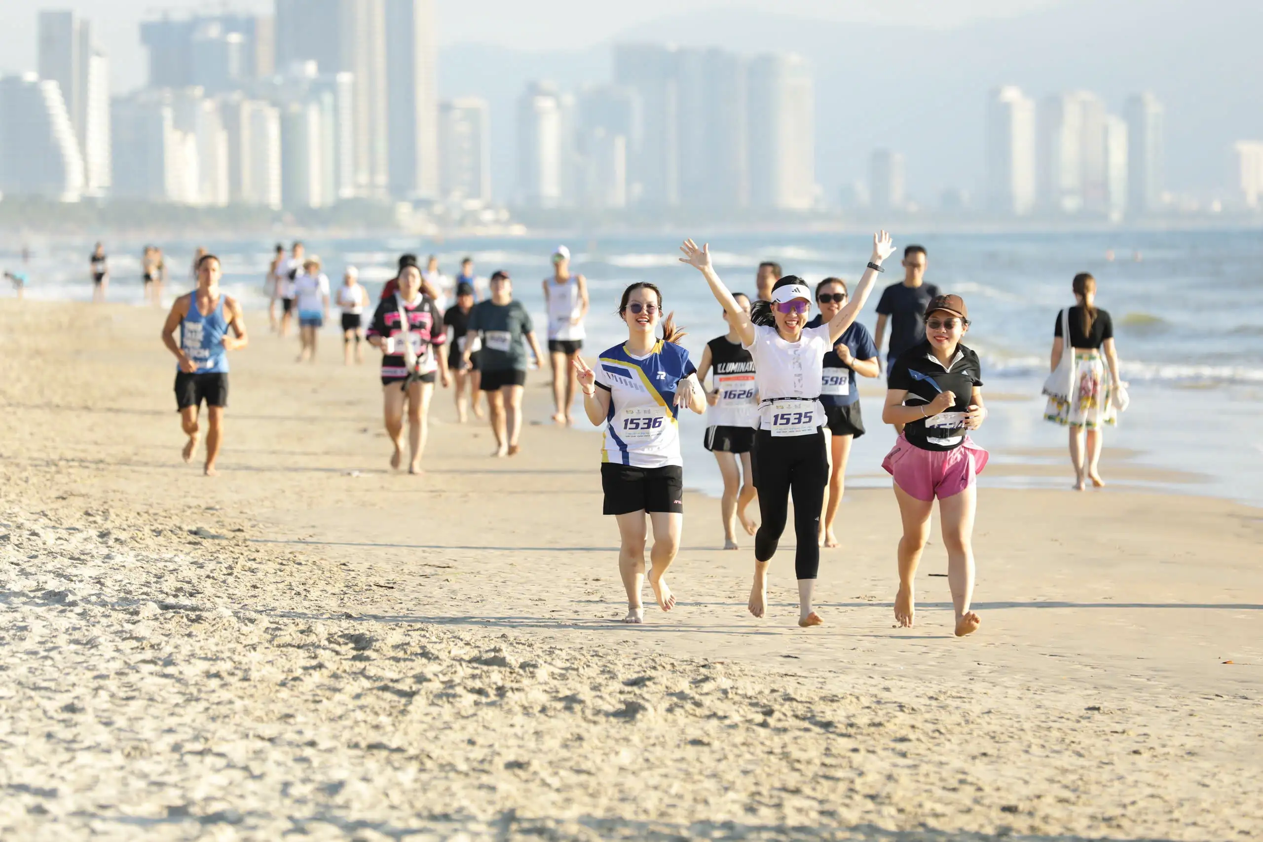 Participants enjoyed the atmosphere of the race along the coastline (Source: Da Nang Software Association)