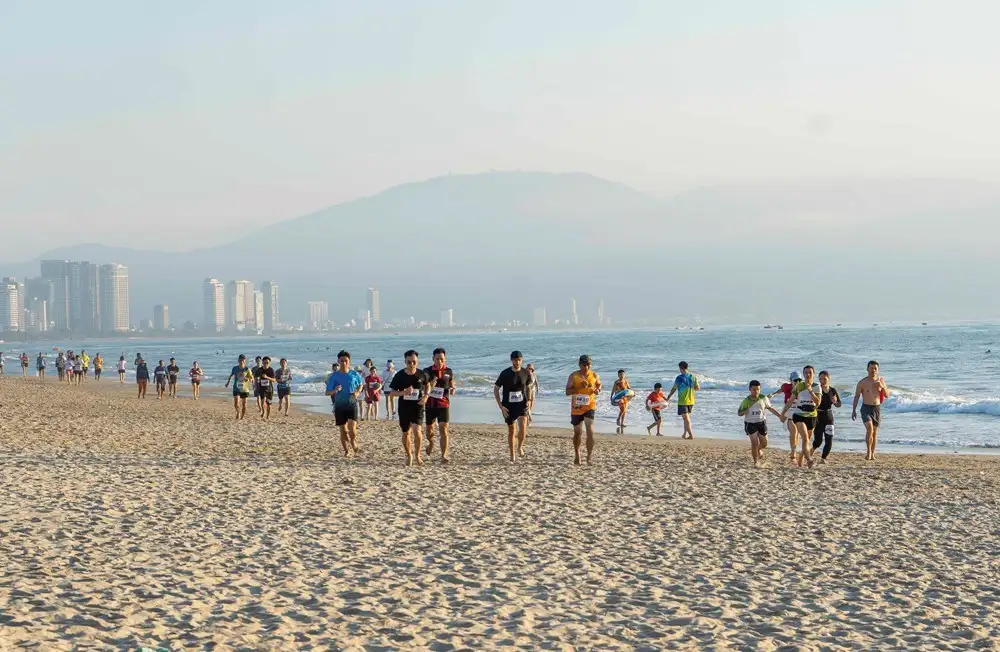 Participants in the barefoot race along the beach (Source: Bao Van hoa)