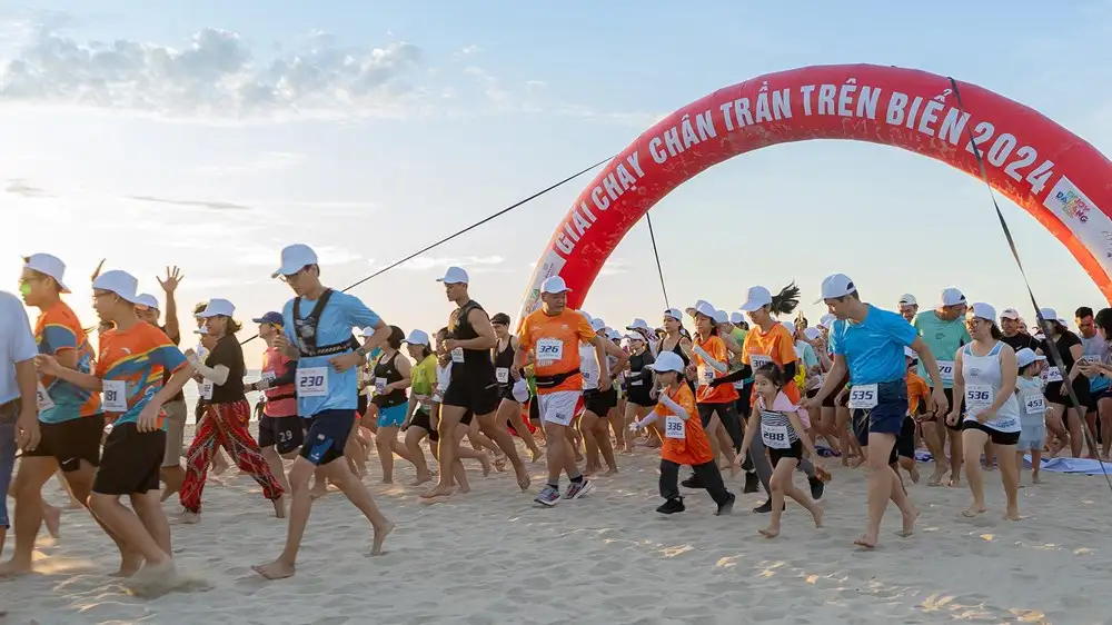 Da Nang Barefoot Run on the Beach 2024 (Source: Bao Van hoa)
