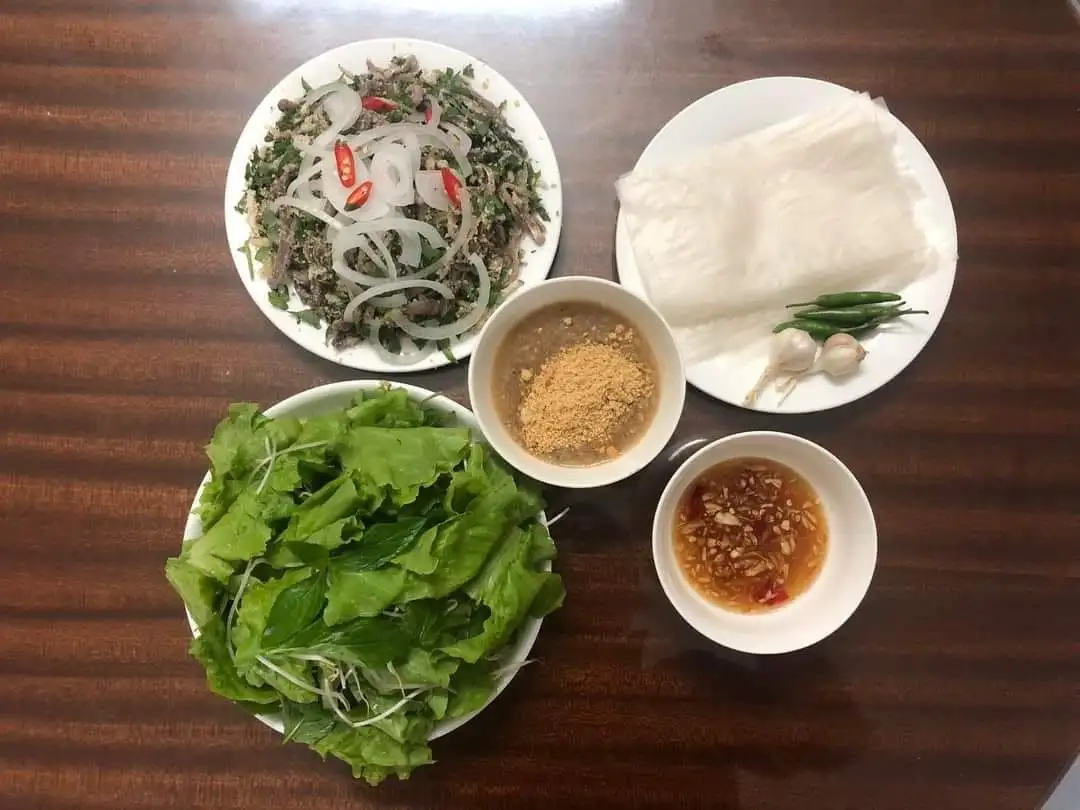 Fresh herring salad is one of the signature dishes to try after exploring the village (Source: Collected)