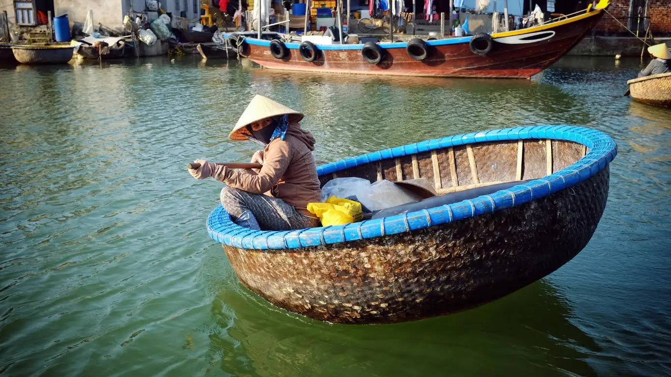 Trying basket boat with the local at sunset (Source: Collected)