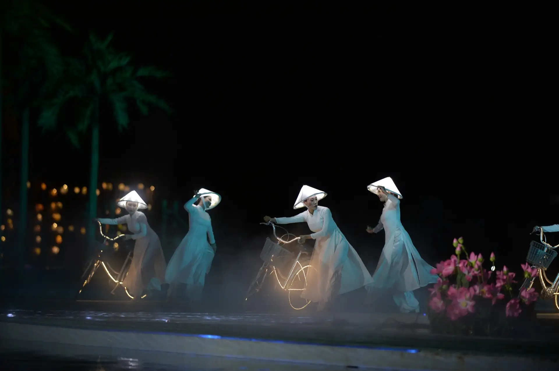 The performers in flowing white and gold Ao Dai dresses (Source: Bao Lao Dong)