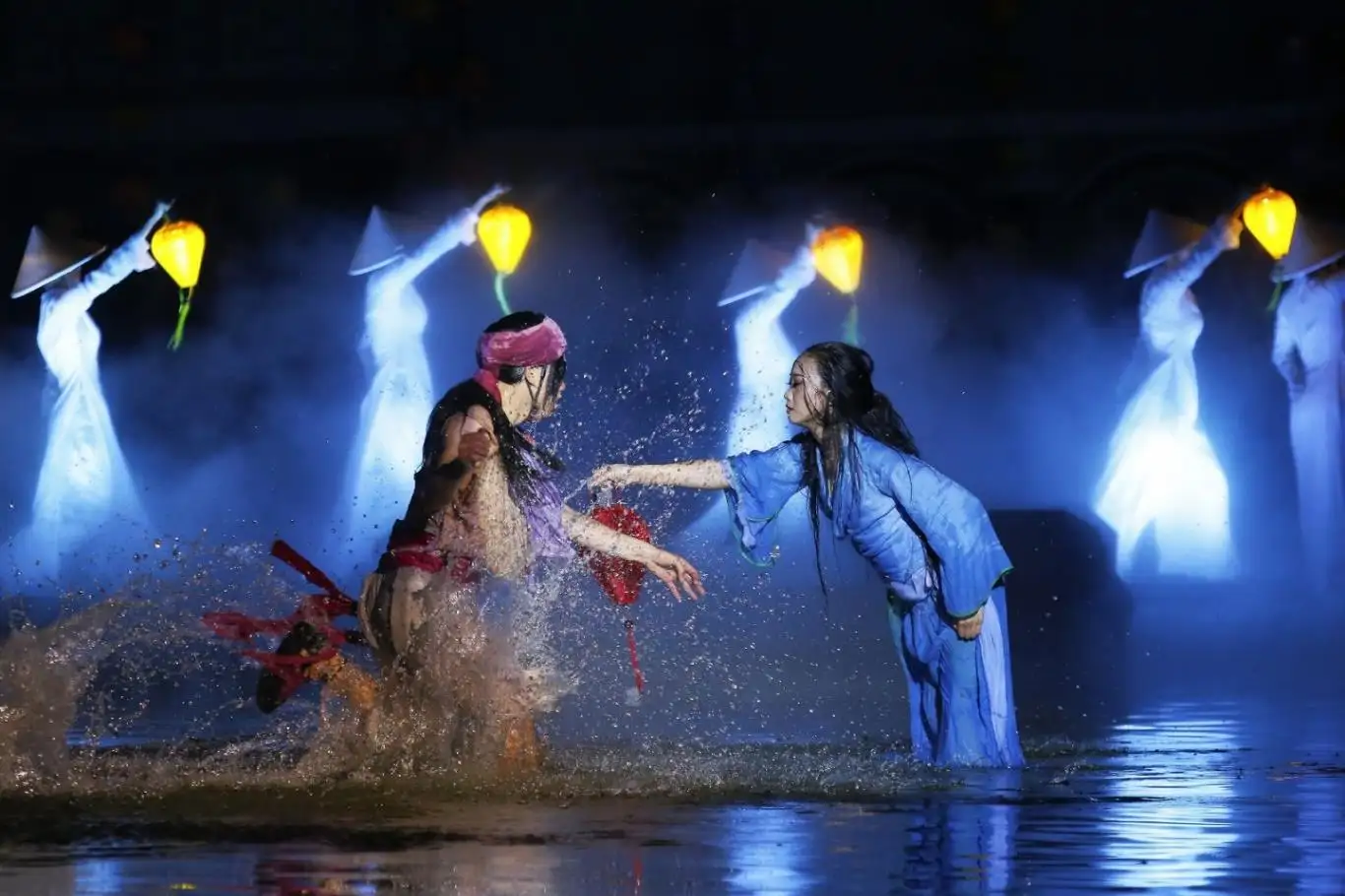  Dramatic scene from "Ships and Sea"  (Source: Hoi An Memories Show)