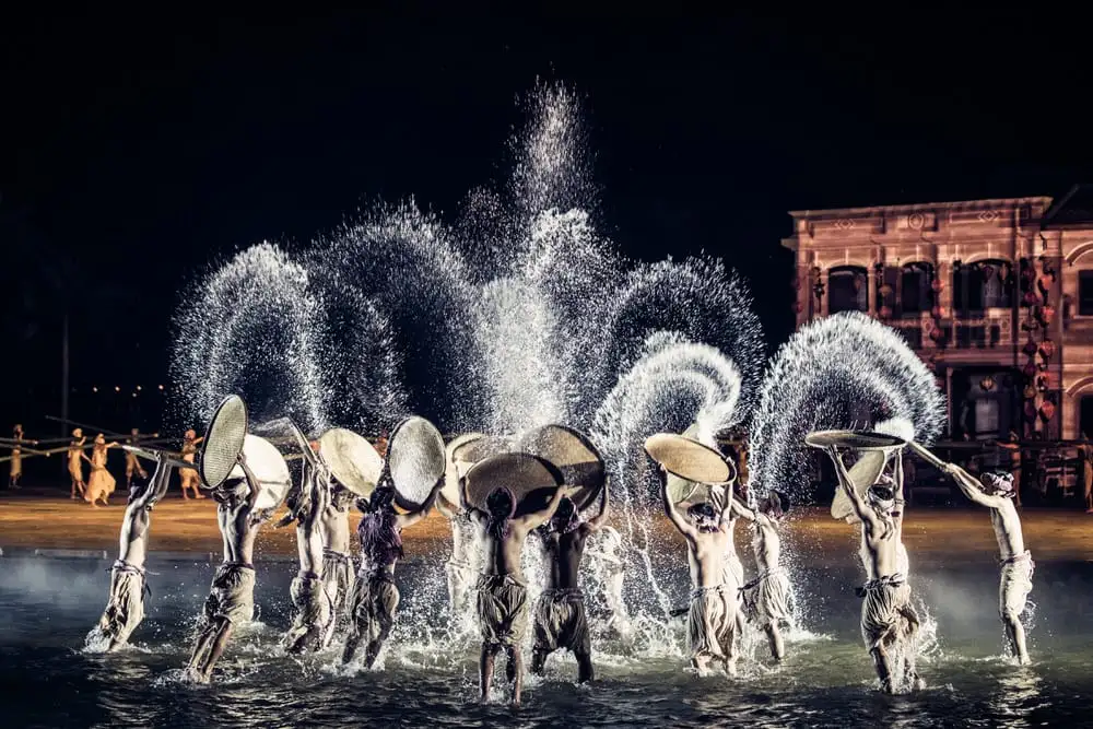 Hoi An Memories stage on the Hoai River at night (Source: hoianmemoriesshow.com) 