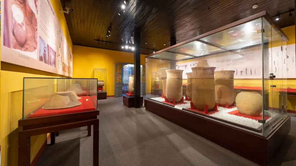 Sa Huynh culture burial jars and artifacts on display in Hoi An (Source: Collected)
