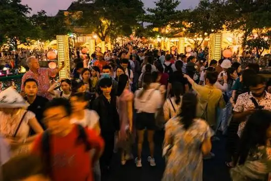 Tourists crowd and jostle at An Hoi Bridge (Source: hoianworldheritage.org.vn)