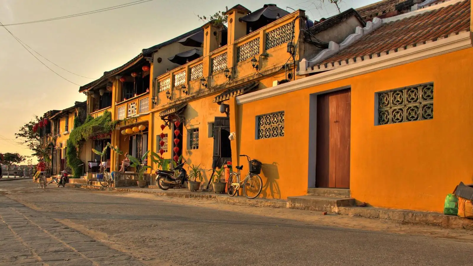 Same street, two very different experiences - timing changes everything in Hoi An (Source: Collected)