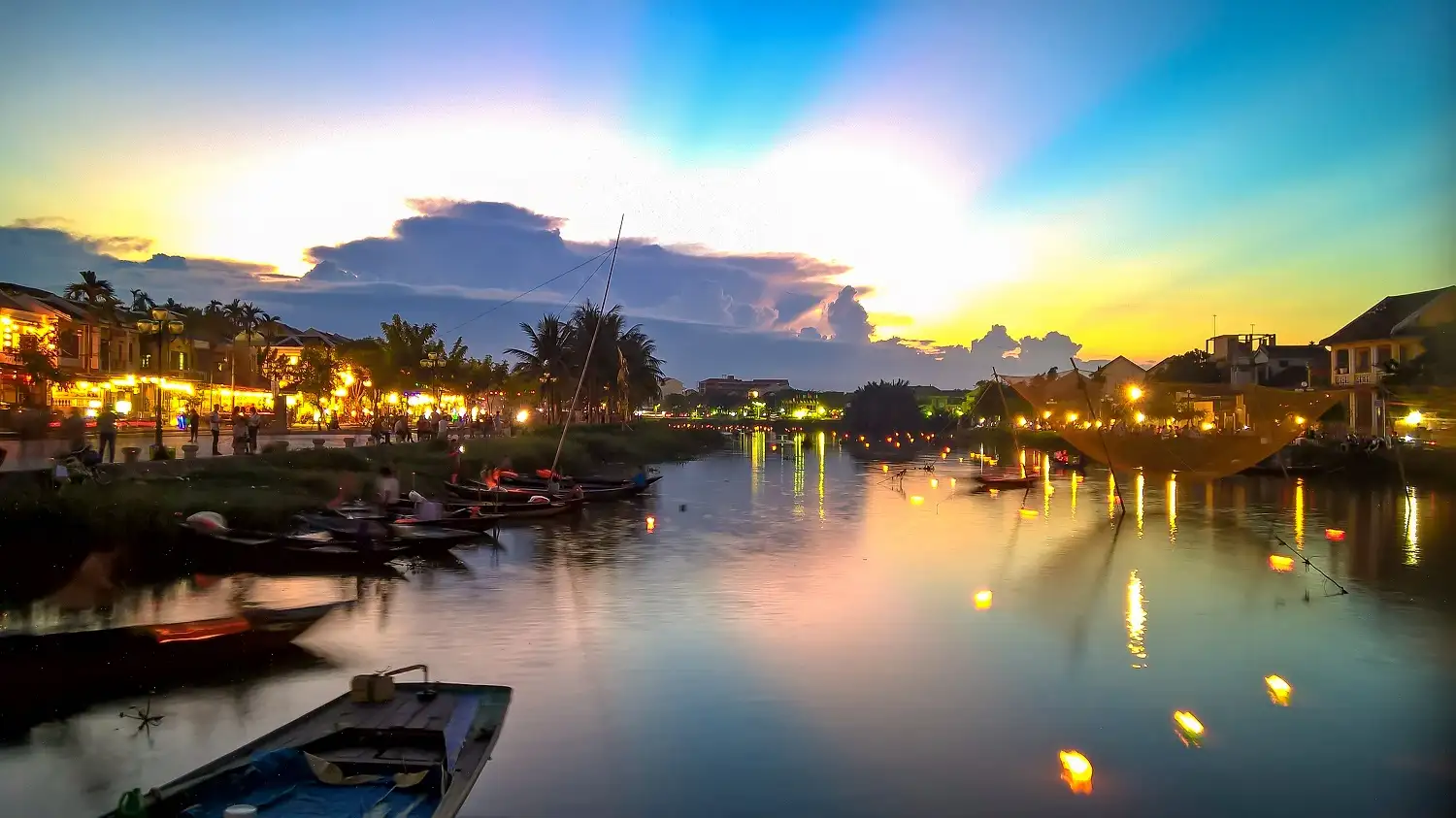 Thu Bon River is peaceful in early morning (Source: Collected)