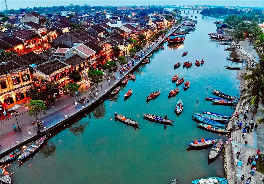 Hoi An's UNESCO-listed Old Town - beautiful, beloved, and busiest between 5 and 9pm (Source: Bao Lao Dong)